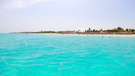 Impresionante-Vista-Desde-El-Catamarán-Al-Mar-Caribe-En-El-Fondo-Las-Maravillosas-Playas-Cubanas