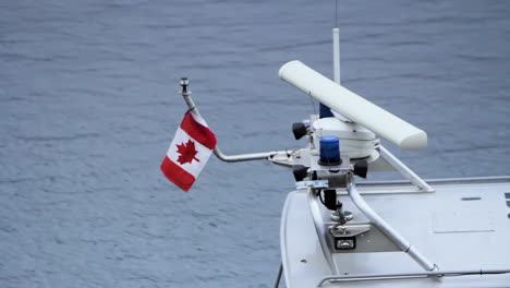 Kanadische-Flagge-Auf-Einem-Kleinen-Boot,-Das-In-Einem-Hafen-Schaukelt
