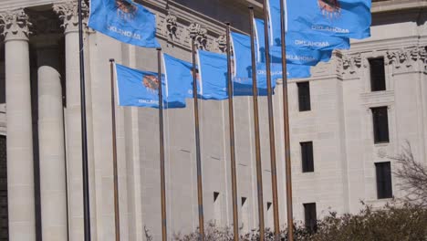 Edificio-Del-Capitolio-De-La-Ciudad-De-Oklahoma-Banderas-Estatales-Ondeando-En-Cámara-Lenta