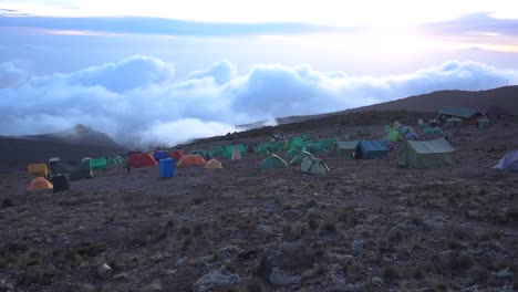 Weitwinkelaufnahme-Eines-Kilimandscharo-Zeltlagers