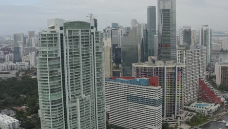 Vista-Aérea-De-Algunos-Edificios-En-El-Centro-De-Miami-Moviéndose-Hacia-Los-Edificios