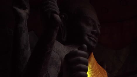 Rotierendes-Dynamisches-Filmmaterial-Von-Neak-Ta,-Das-Oft-Mit-Vishnu-Verwechselt-Wird-Und-Von-Vielen-Auf-Dem-Gelände-Von-Angkor-Wat-Verehrt-Wird