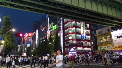 Zeitraffer,-Menschen-In-Der-Ferne-überqueren-Die-Straße-In-Akihabara