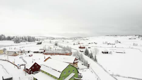 Ein-Wunderschönes-Luftbild-über-Einem-Verschneiten-Dorf-In-Den-Bergen-Rumäniens