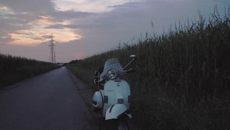 Vespa-Piaggio-50-Cc-Special-125-Px-Weißes-Italienisches-Vintage-Altes-Fahrrad-Bei-Sonnenuntergang