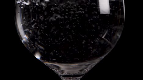 Wasser-Platzte-In-Einem-Rotweinglas