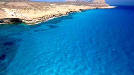 Agua-Azul-Turquesa-Cristalina-En-Las-Cuevas-Marinas-Vista-De-Ayia-Napa-Chipre