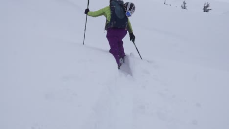 Backcountry-Skifahrer,-Der-Durch-Tiefen-Pulver-Aufsteigt