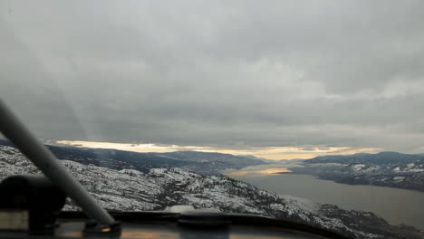 Kleines-Flugzeug-Cockpit-Blick-Auf-Den-Sonnenuntergang-über-Den-Bergen