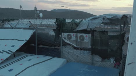 Moria-Flüchtlingslager-Gefängnis-Übersicht-Breite-Nacht-Dämmerung