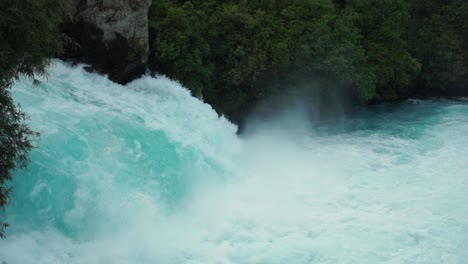 Cerrar-Embravecidos-Rápidos-De-Aguas-Bravas-Huka-Falls-En-Nueva-Zelanda
