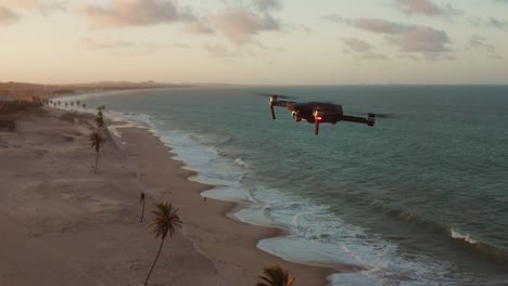 Drone-Volando-Durante-La-Puesta-De-Sol-En-Cumbuco,-Brasil