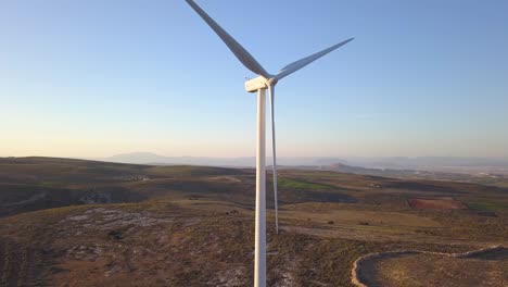 Aufsteigende-Luftaufnahme-Einer-Windmühle-Im-Süden-Spaniens