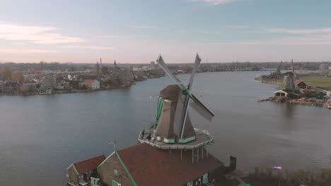 Luftbild-Auf-Windmühlen-In-Einer-Typisch-Holländischen-Landschaft-Mit-Rotierenden-Dochten-An-Einem-Hellen-Tag-Mit-Blauem-Himmel