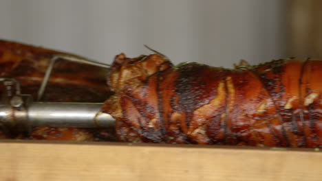 Closeup-on-a-whole-roasted-pig-at-a-barbecue