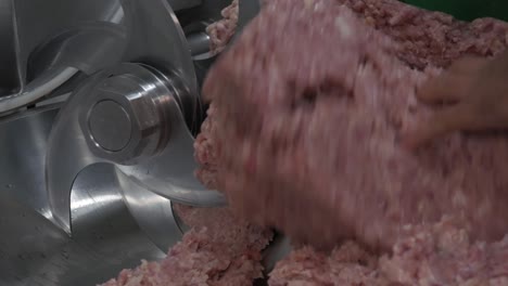 Salchichas-Proceso-De-Carne-Producción-En-Fábrica-Hecho-A-Mano-Ahumado-Hervido-Envoltura-Carne-Picada-Especias