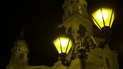 2-Lámparas-Primer-Plano-Cerca-De-La-Basilika-De-St-Stephen-Budapest
