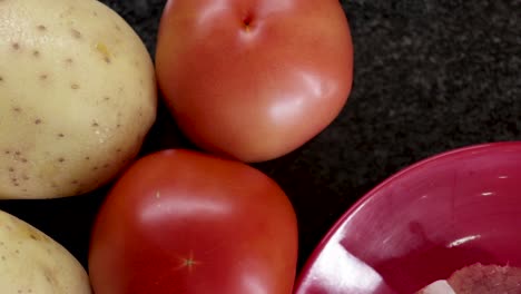 Mittlere-Nahaufnahme-Pfanne-Um-Den-Oberen-Schuss-Von-Fleisch,-Kartoffeln,-Tomaten,-Karotten-Und-Grünen-Bohnen