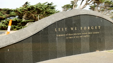 Lest-we-forget-memorial-at-Torquay-Beach-Victoria,-Australia