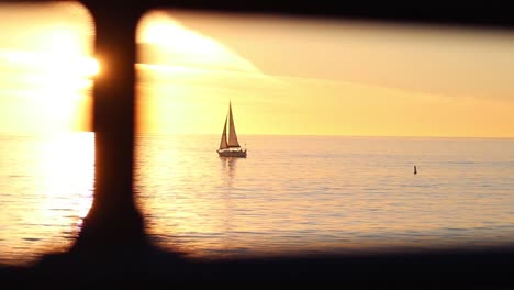 Lonely-boat-sailing-in-the-beautiful,-colorful-Pacific-Ocean