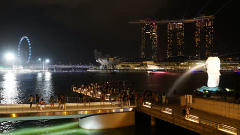 Singapur---Alrededor-Del-Lapso-De-Tiempo-De-Los-Turistas-Frente-Al-Resort-Marina-Bay-Sands-En-Singapur-Por-La-Noche