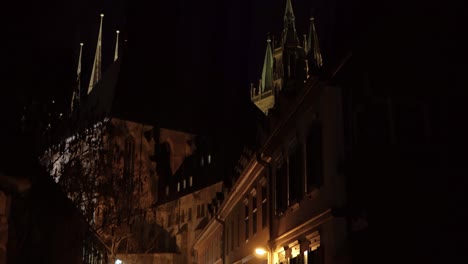 Foto-Nocturna-De-La-Famosa-Catedral-Junto-A-Domplatz-En-El-Casco-Antiguo-De-Erfurt