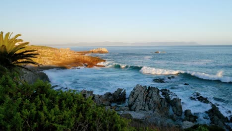 Slow-pan-to-right-of-beautiful-bay-in-Hermanus,-South-Africa