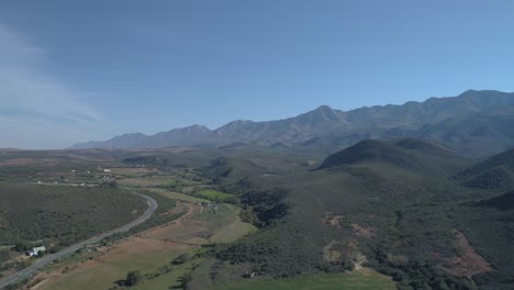 Drone-flies-towards-picturesque-Swartberg-Mountains-in-Klein-Karoo,-South-Africa