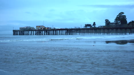 Kamera-Zoomt-Auf-Capitola-Beach-Pier-In-Santa-Cruz,-Kalifornien