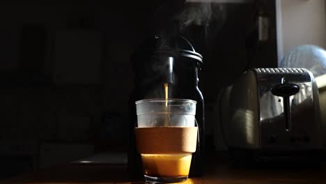 Video-Einer-Dampfenden-Kaffee-Espressomaschine,-Die-In-Eine-Glastasse-Fließt