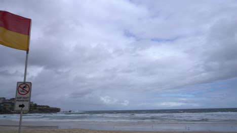Playa-De-Surf-Vacía-De-Sydney-Bondi,-Apocalipsis-Zombie-En-Nueva-Gales-Del-Sur,-Australia