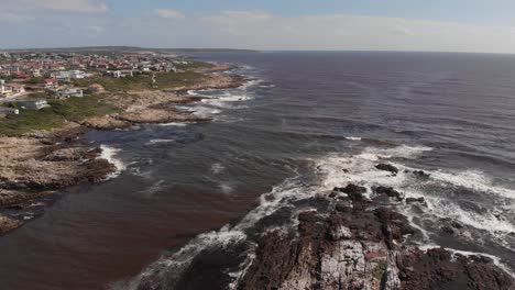 Antenne:-Heben-Sie-Eine-Drohne-An-Der-Südafrikanischen-Küste-Mit-Einem-Kleinen-Tal-Im-Hintergrund