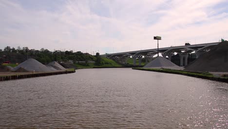 Río-Cuyahoga-En-Cleveland-Ohio-Tiene-Industria-A-Lo-Largo-Del-Mamparo-Y-La-Costa-Con-Muchos-Puentes-Que-Se-Extienden-Sobre-La-Vía-Fluvial