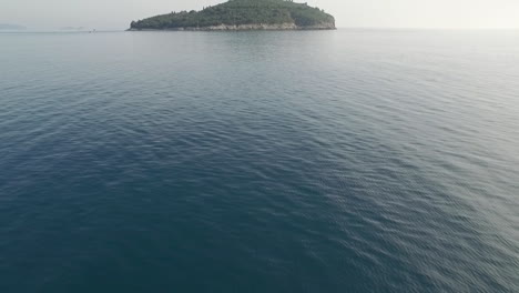 Aerial-tilt-up-view-of-the-island-and-beautiful-Adriatic-sea,-Croatia
