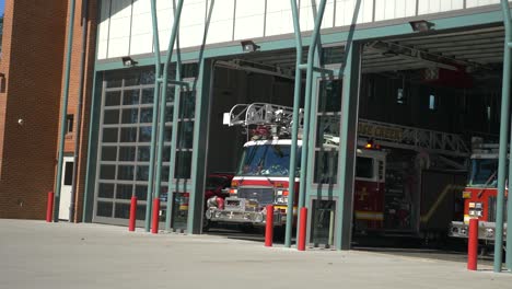 Zwei-Feuerwehrfahrzeuge-Fahren-Aus-Einer-Feuerwache,-Um-Einen-Notfall-Abzuwehren