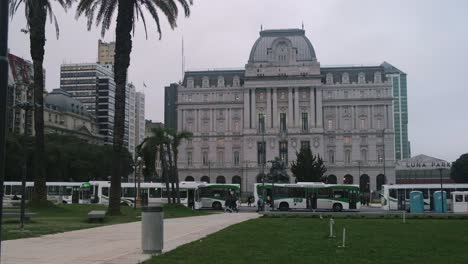 Autobuses-Públicos-Anchos-Constantes-Y-Parada-De-Tráfico-En-El-Edificio-Del-Centro-Cultural-Kirchner