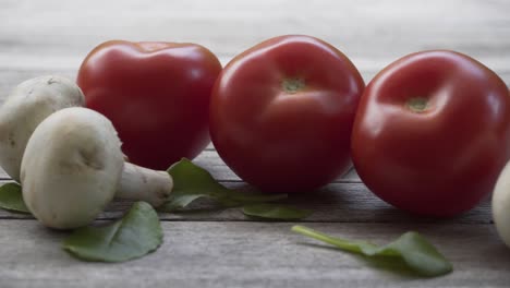 Tomate-Orgánico-Fresco-Rojo,-Video-Uhd-De-4k-2160p-25fps---Panorámica-Lenta-Sobre-Tomates-Y-Champiñones-Fondo-De-Alimentos-Vegetales-4k-3840x2160-Material-De-Archivo-Ultrahd