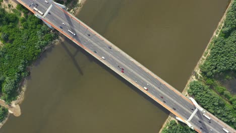 Drohnenansicht-Landschaft-Autobahnbrücke-über-Den-Fluss