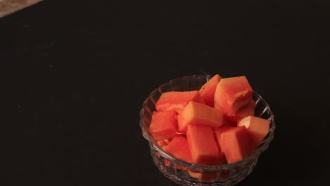 Papayascheibe-Und-Papayasaft-Auf-Grünem-Blatt-Und-Schwarzem-Hintergrund,-Gesunde-Und-Diätfrucht