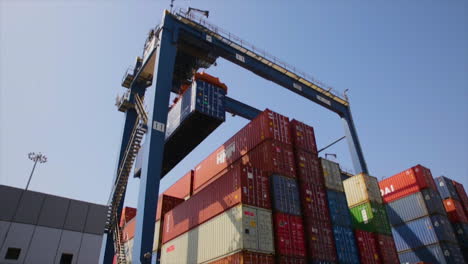 Ein-Container-Wird-Vom-Konecrane-Hubwagen-Im-Hafen-Auf-Den-Trallwagen-Gestellt,-Viele-Container-Werden-Auf-Dem-Hof-Abgestellt