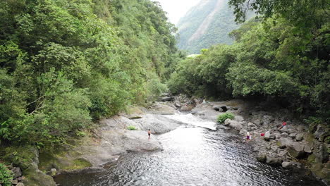 Luftflug-Entlang-Eines-Flusses-Und-Von-Wasserfällen-In-Der-Nähe-Von-Grand-Galet-Falls-An-Der-Cascade-Langevin-Auf-Der-Insel-Réunion