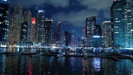 Dies-Ist-Ein-4k-zeitraffervideo,-Das-Die-Skyline-Von-Dubai-Marina-Und-Jbr-Bei-Nacht-Mit-Booten-Und-Yachten-Zeigt,-Die-Sich-über-Das-Wasser-Bewegen