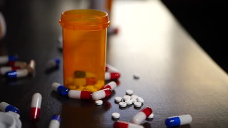 Píldoras-De-Medicamentos-Recetados-A-Cámara-Lenta-Que-Caen-Junto-A-Antibióticos-Y-Narcóticos