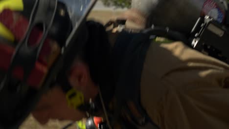 Feuerwehrmann-Bereitet-Ausrüstung-An-Seinem-Feuerwehranzug-Vor,-Um-Auf-Einen-Notfall-Reagieren-Zu-Können