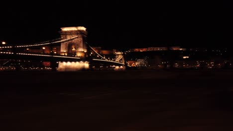 Puente-De-Las-Cadenas-Con-El-Castillo-De-Buda-En-Budapest-Por-La-Noche