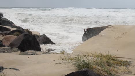 Schäden-An-Einem-Beliebten-Strand-Durch-Wellengang-Und-Wind-Vom-Jüngsten-Zyklon