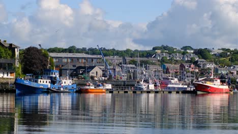 Fishing-boats-and-yachts-in-the-Kinsale-Harbour,-Ireland-in-summer-morning
