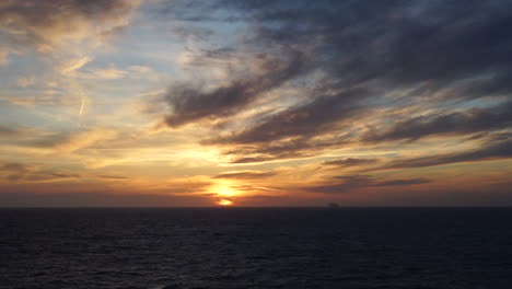 Schiff,-Das-Auf-Sonnenuntergang-Im-Mittelmeer-Kreuzt
