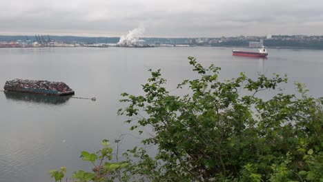 Langsamer-Schwenk-Von-Rechts-Nach-Links-Des-Hafens-Von-Tacoma-Und-Der-Anfangsbucht,-Containerschiffe,-Schlepper,-Be--Und-Entladehafenanlagen