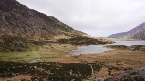 Schwenkblick-über-Llyn-Idwal,-Einen-Wunderschönen-See-Im-Snowdonia-Nationalpark,-Nordwales-An-Einem-Sehr-Windigen-Tag
